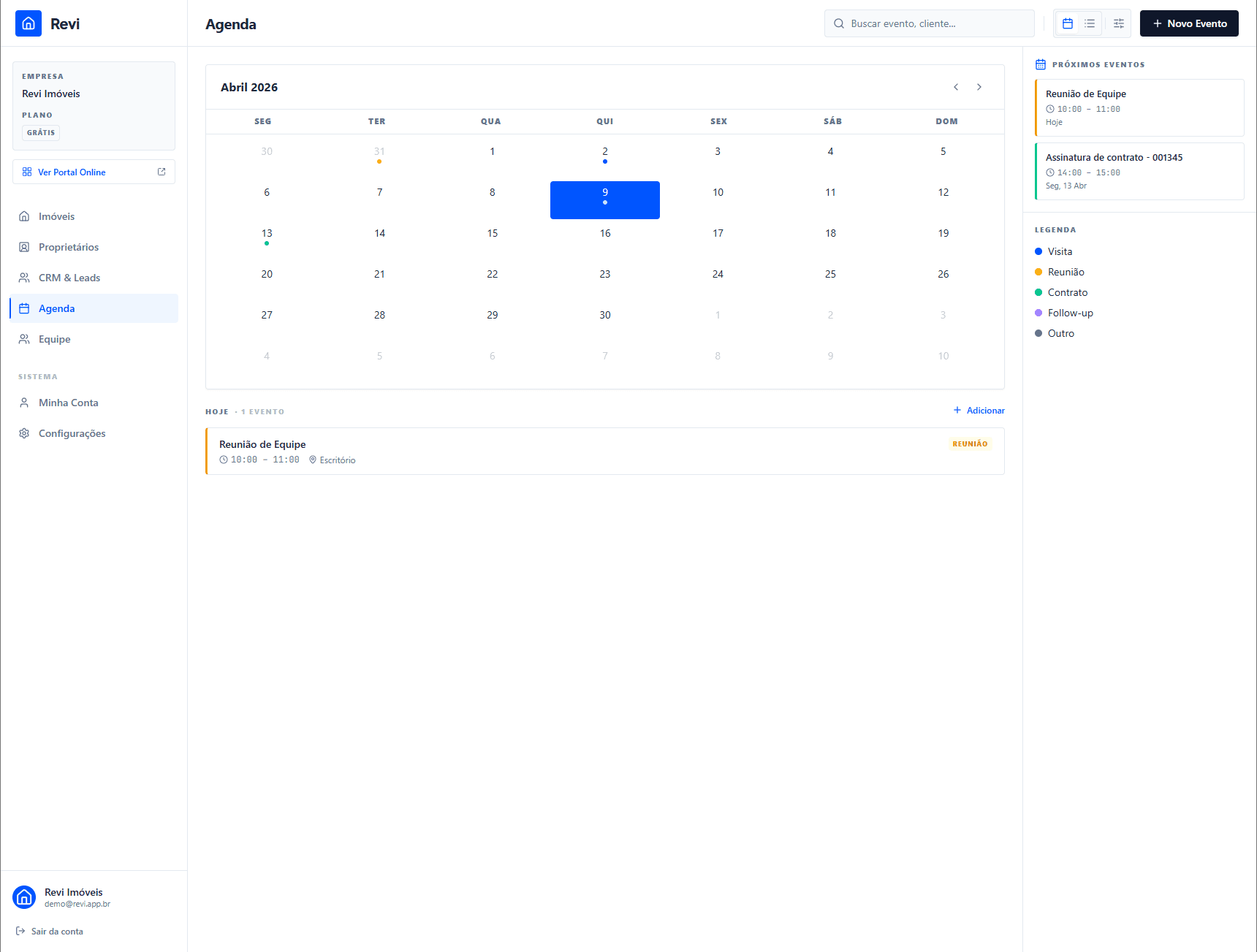 Calendário mensal com eventos coloridos e barra lateral de próximos eventos